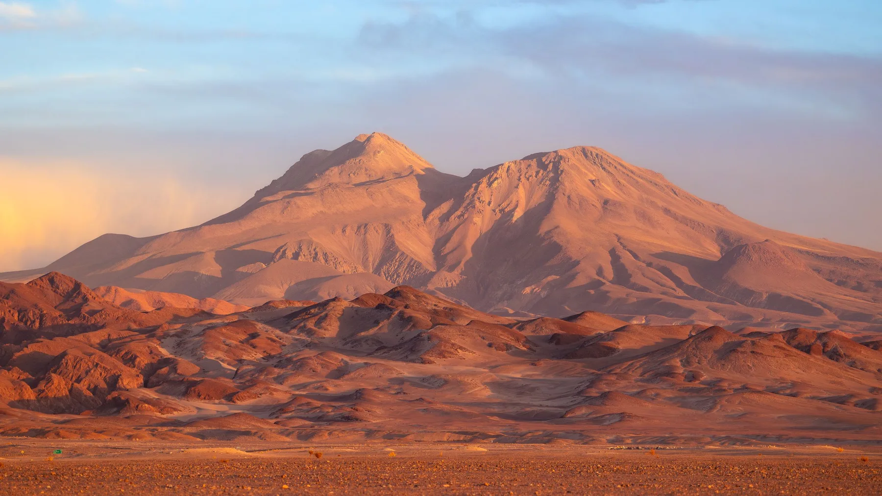 Cordillera del desierto de Atacama, en Chile, bajo un cielo de atardecer intenso
