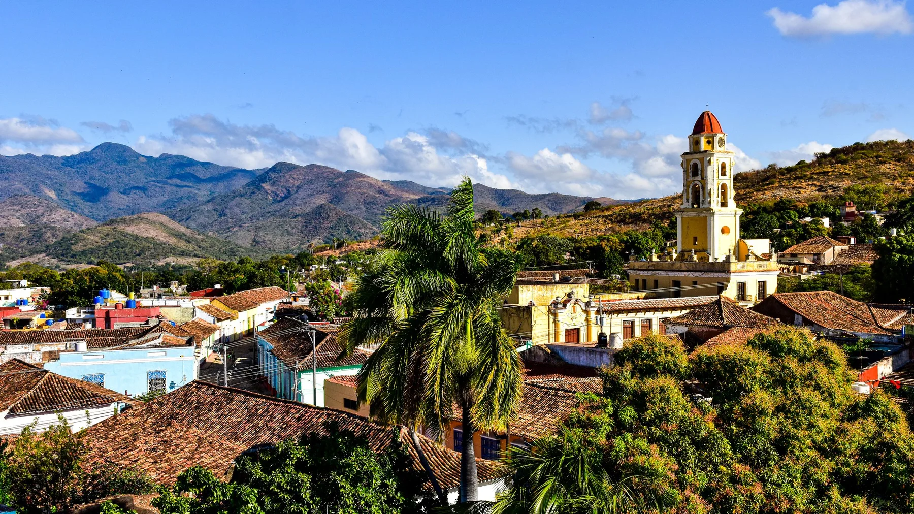 Vista de Trinidad, Bolivia, con montañas al fondo y arquitectura colonial
