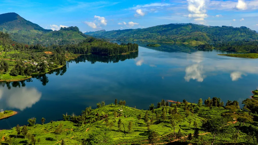 Vista panorámica de un lago tranquilo rodeado de vegetación en Maskeliya, Sri Lanka