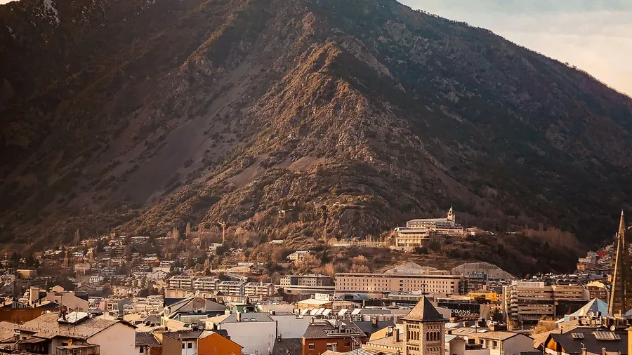 Panorámica urbana de Andorra al pie de las montañas pirenaicas