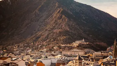 Panorámica urbana de Andorra al pie de las montañas pirenaicas