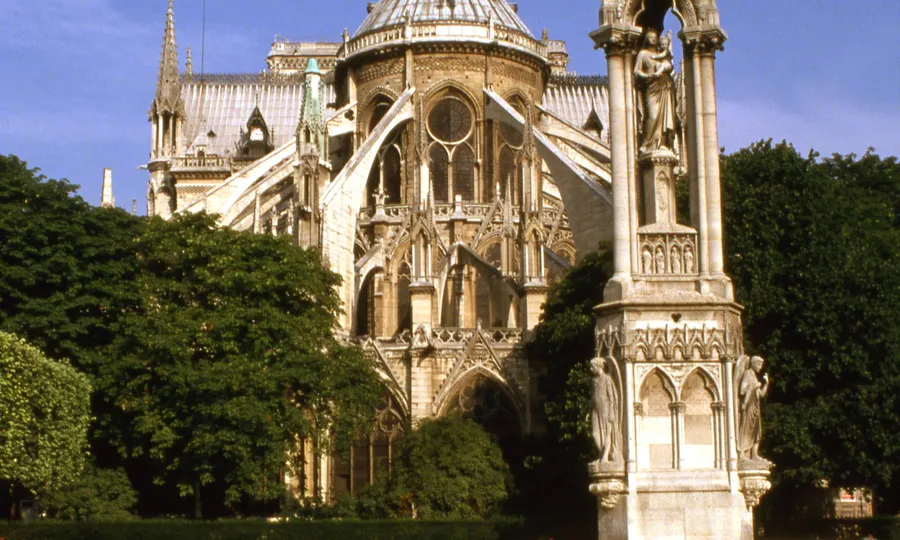 La catedral de Notre-Dame de París con jardines y flores primaverales
