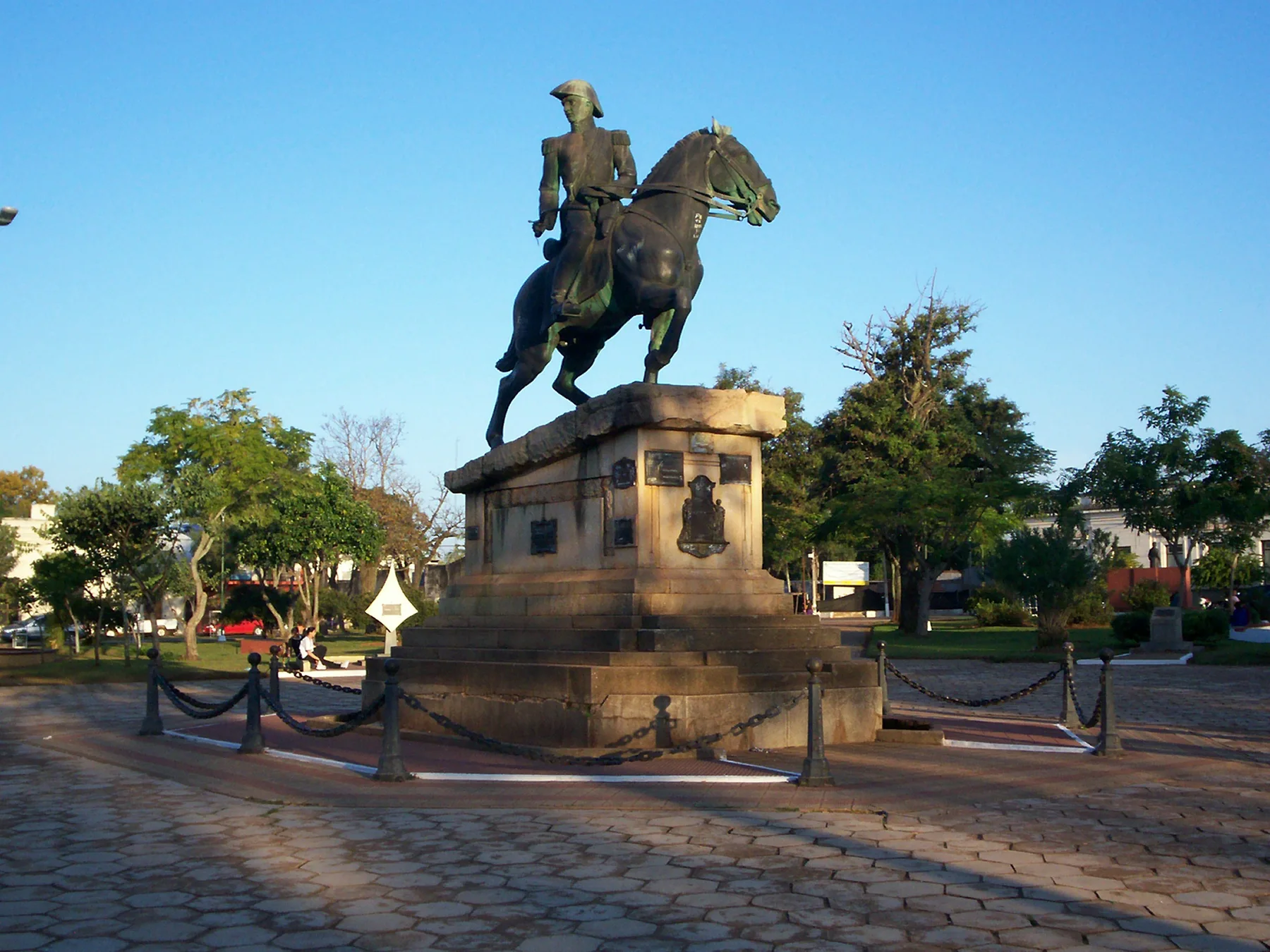 Plaza San Martín de Santo Tomé, con árboles y senderos en una ciudad fronteriza de Corrientes