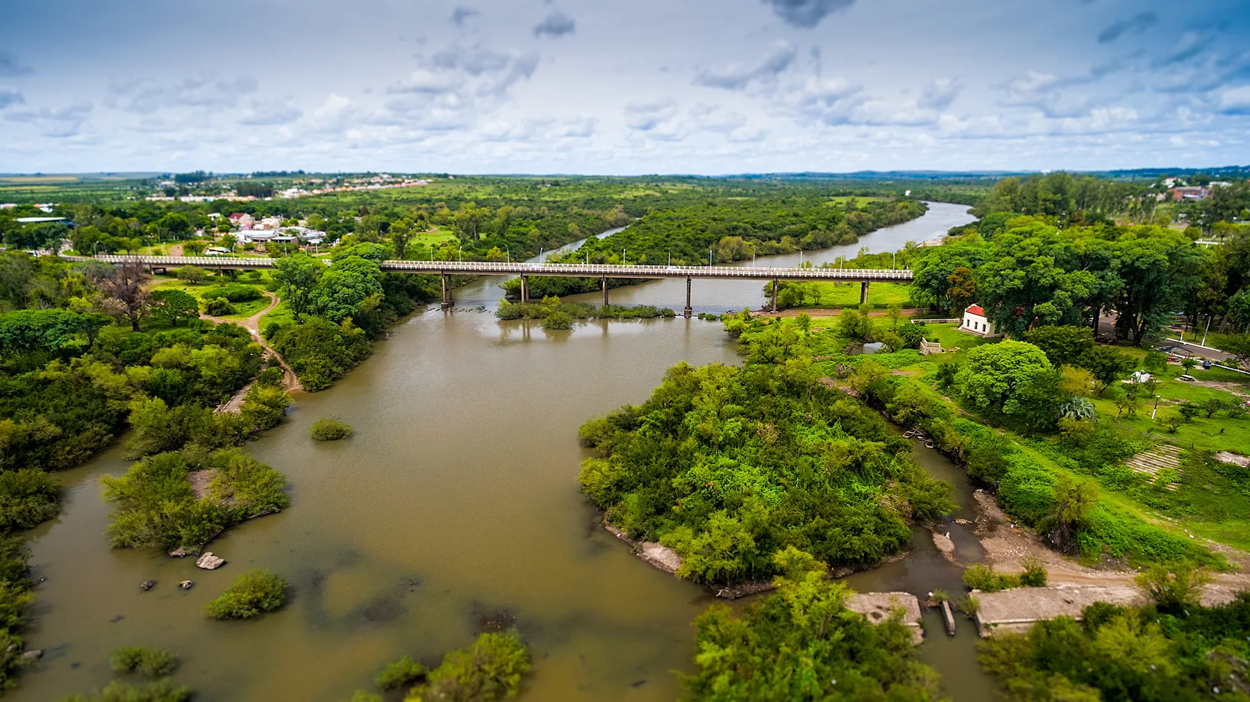 Puente Internacional de la Concordia sobre el río Cuareim, que une la ciudad de Artigas con Quaraí, en Brasil