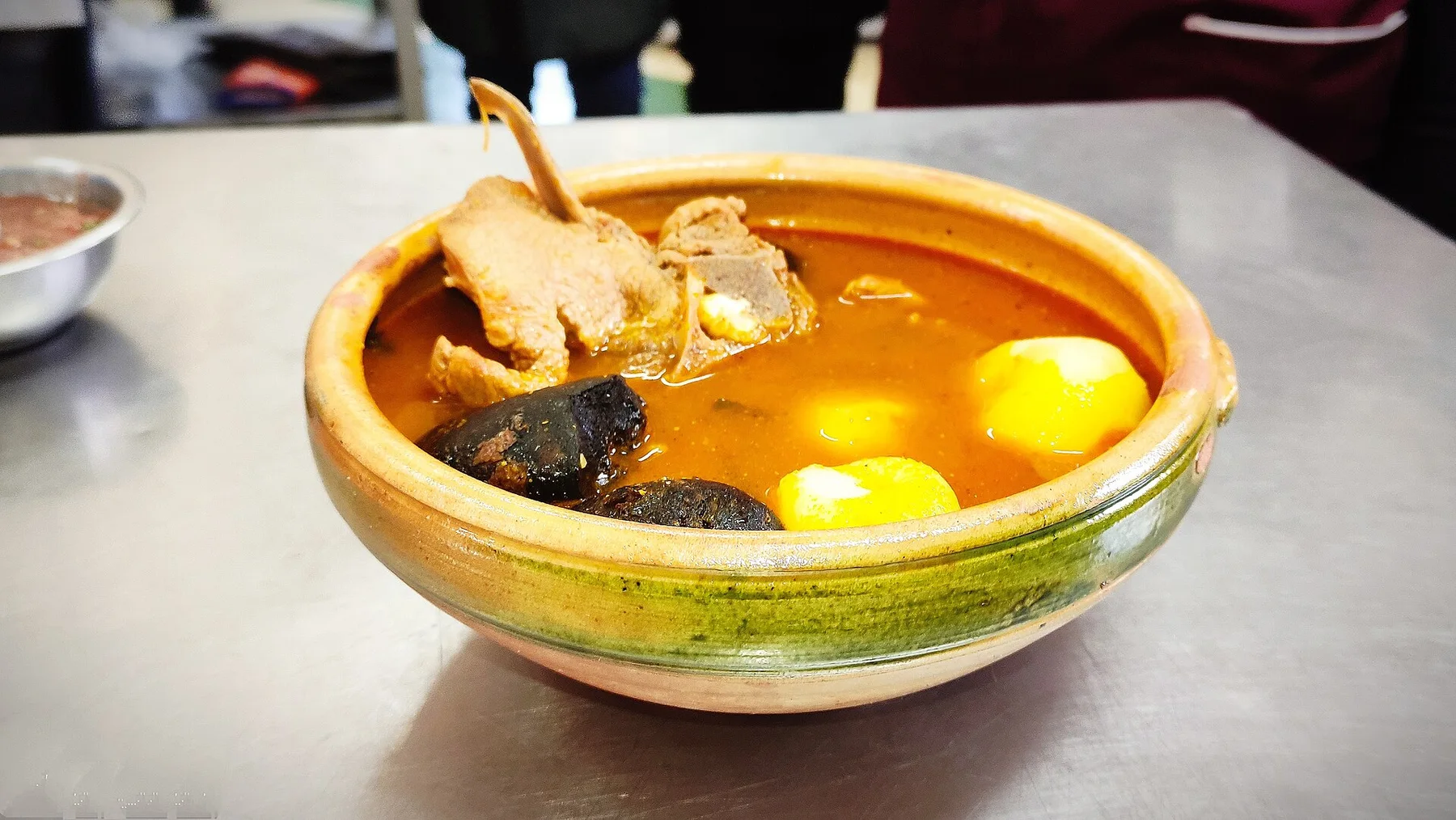 Plato de carne de llama con ají y papa, típico de la cocina del Valle Calchaquí en Cachi