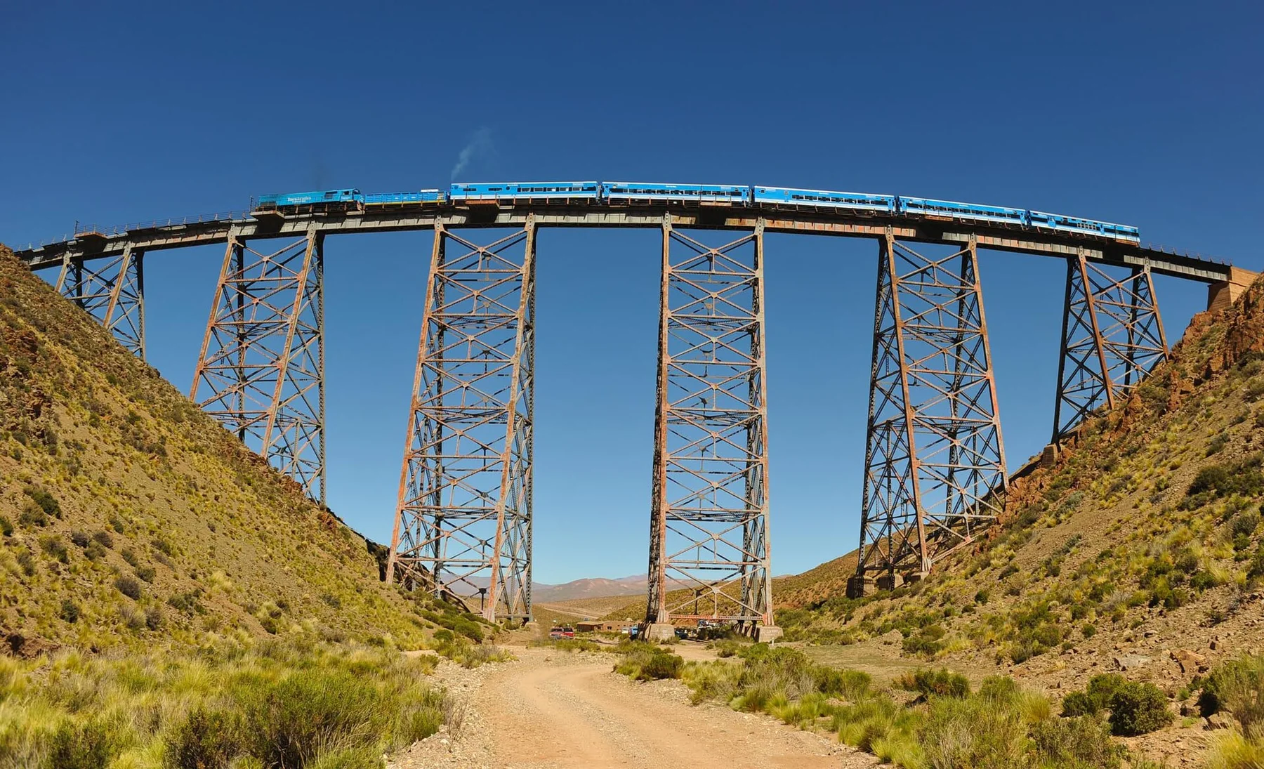 The Tren a las Nubes crossing a viaduct.