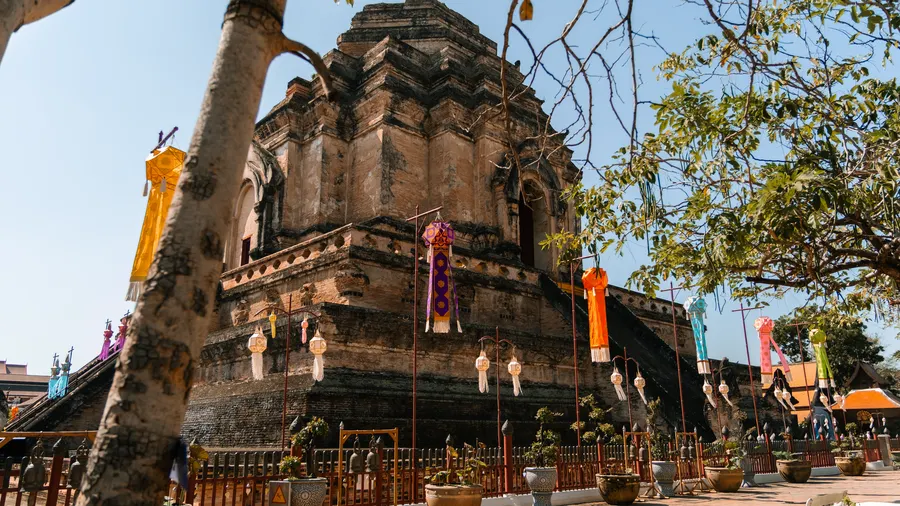 Templo Wat Chedi Luang, sitio histórico destacado de Chiang Mai, Tailandia