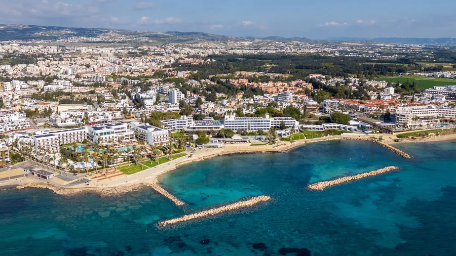 Vista aérea de la costa de Pafos con aguas azules y litoral rocoso