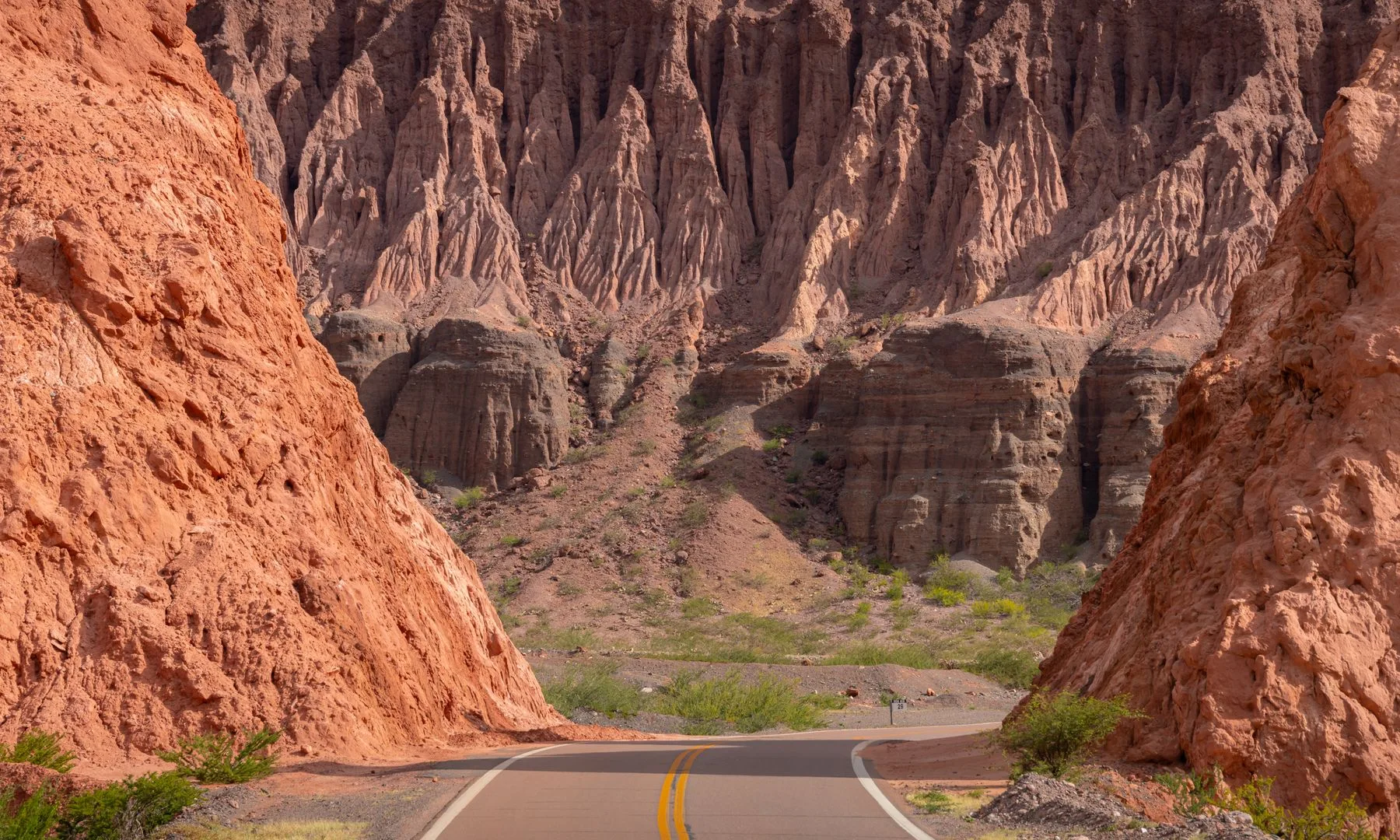 Ruta sinuosa entre formaciones rocosas en Cafayate, Salta
