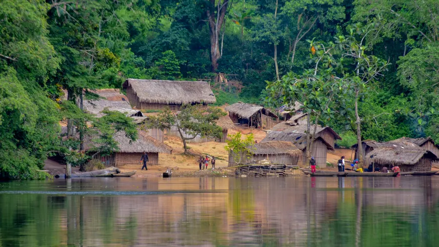 Vista panorámica de un pueblo rural a orillas de un río en la selva tropical del Congo