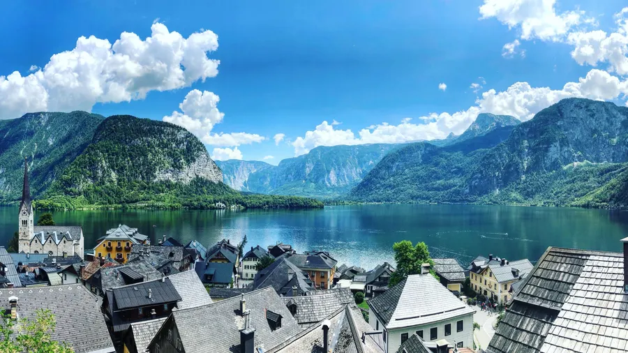 Vista aérea de Hallstatt, Austria, con el lago y las montañas alpinas alrededor