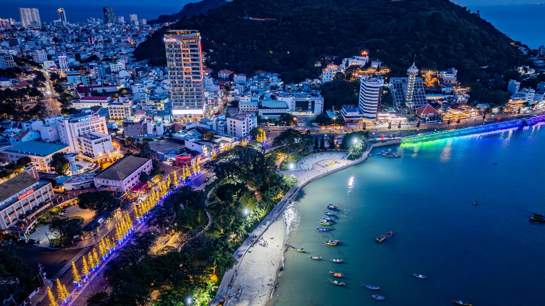 Vista aérea nocturna de la ciudad costera de Vũng Tàu en Vietnam