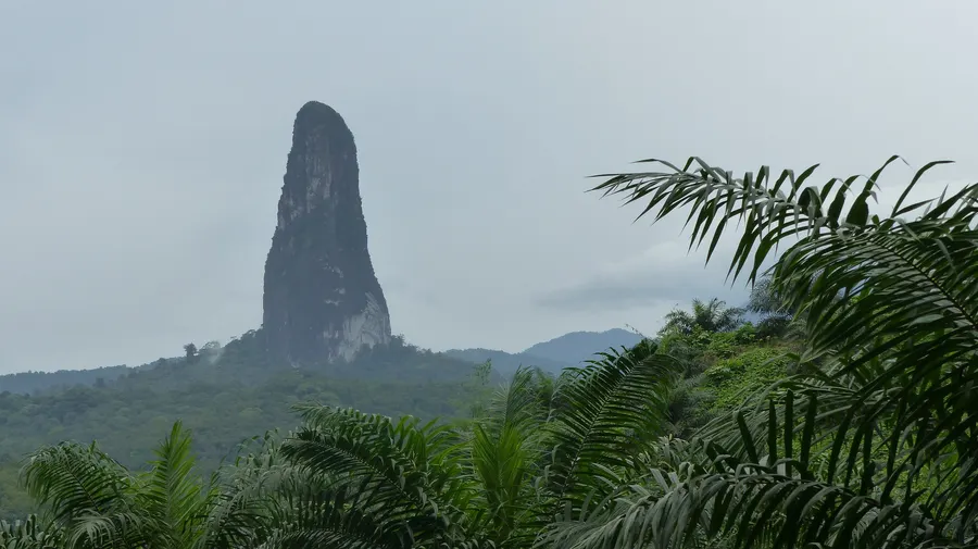 Pico Cão Grande, gran aguja volcánica cubierta de vegetación, en Santo Tomé, Santo Tomé y Príncipe