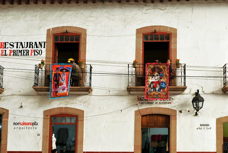 Detalle de fachada en Pátzcuaro, Michoacán, México, con el restaurante "The First Floor"