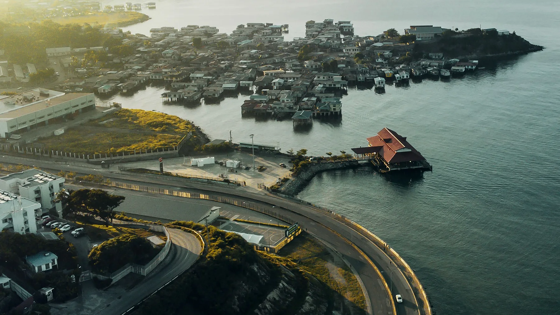 Vista aérea de Port Moresby, Papúa Nueva Guinea, con rutas costeras y amanecer
