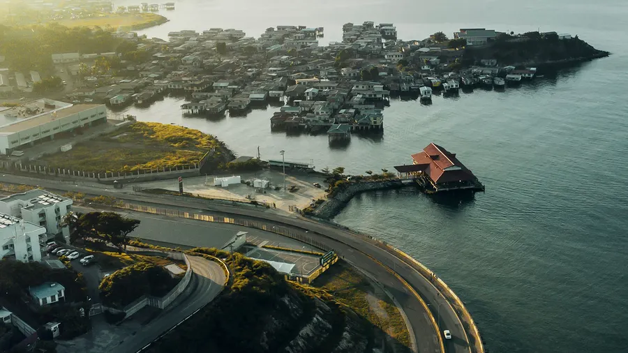 Vista aérea de Port Moresby, Papúa Nueva Guinea, con rutas costeras y amanecer