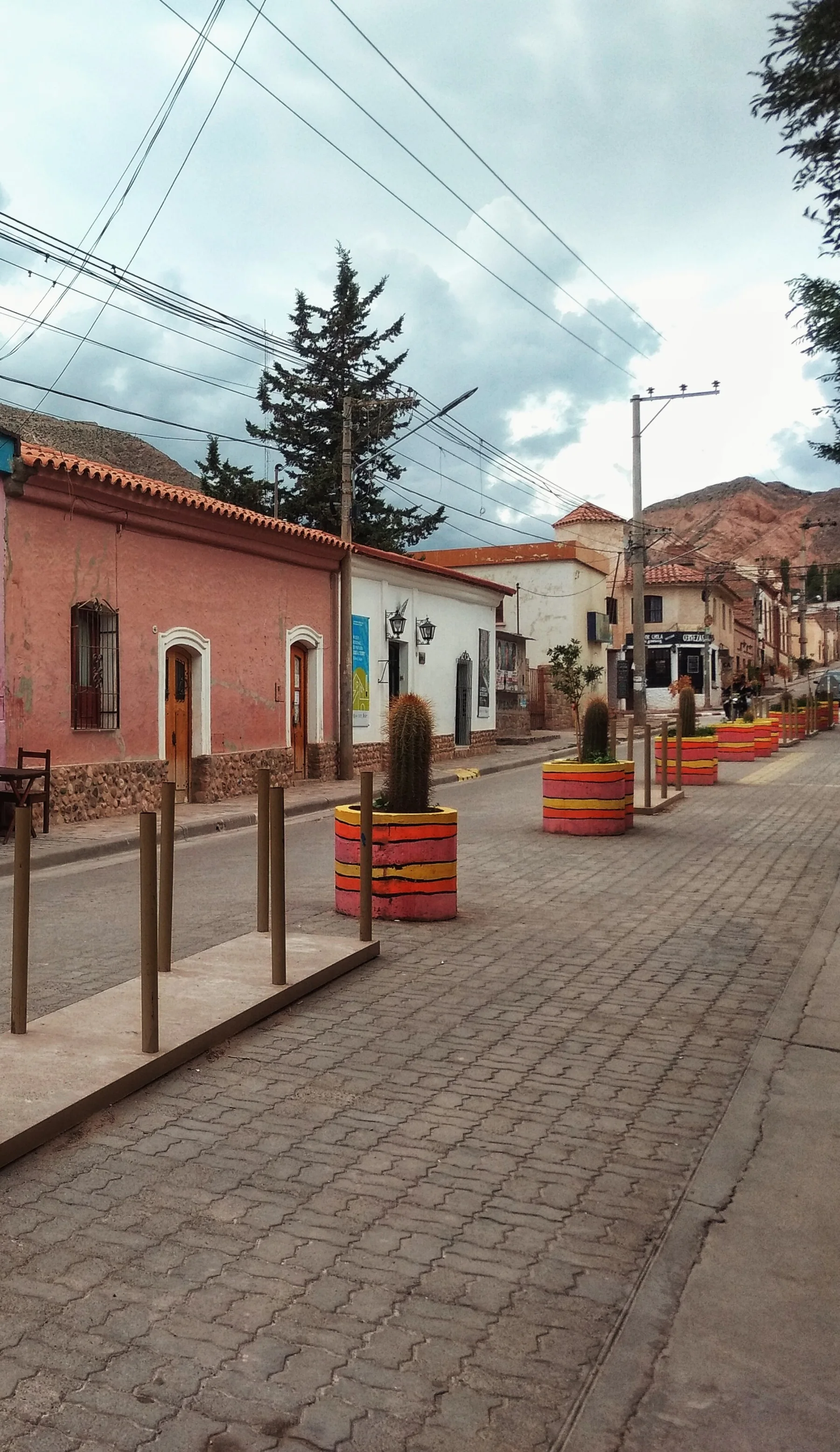 Calle del casco histórico de Tilcara, provincia de Jujuy, Argentina, con construcciones de adobe y veredas angostas