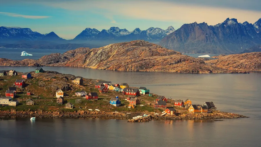 Vista aérea de Kulusuk, con casas de colores al pie de montañas escarpadas en Groenlandia
