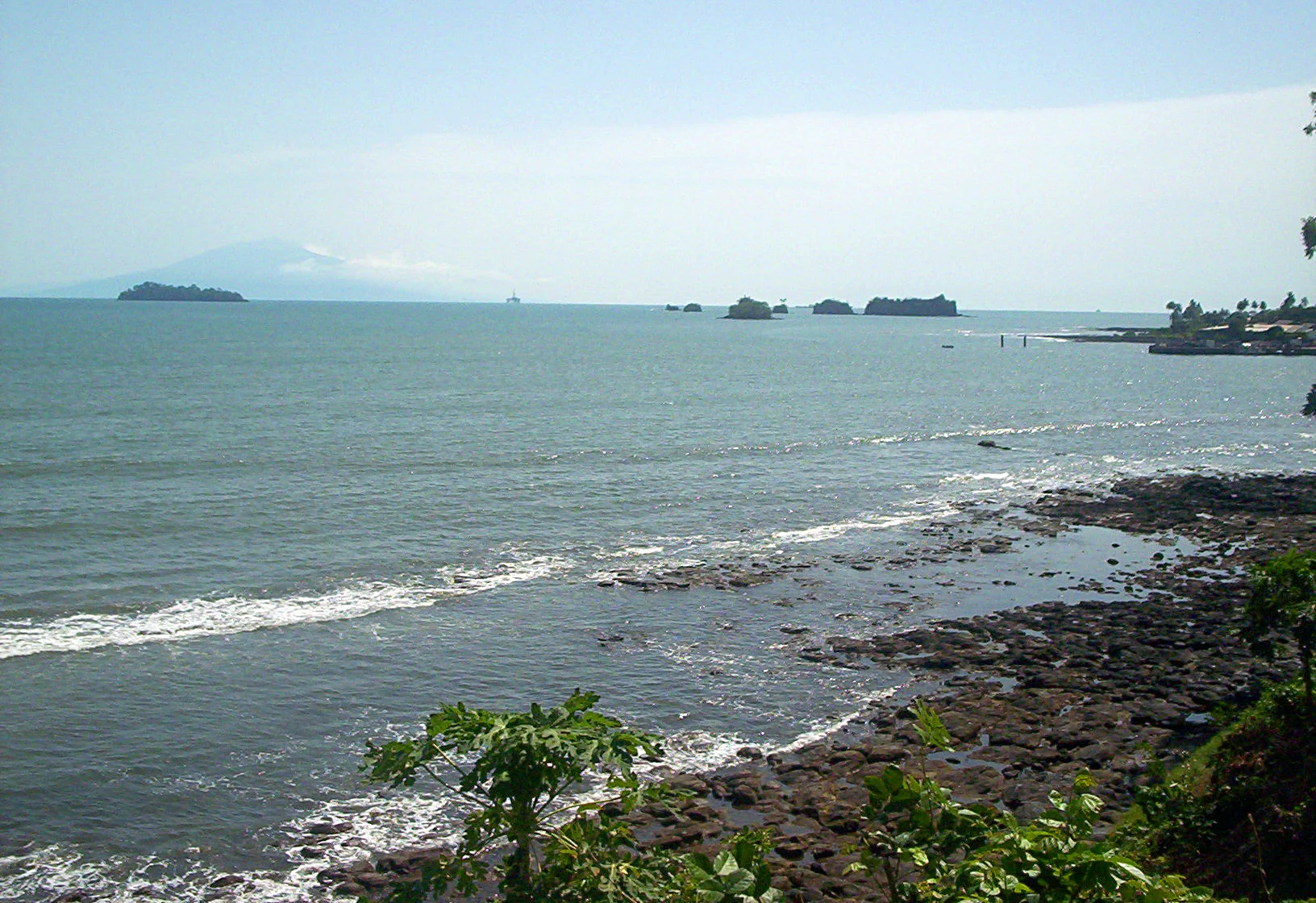 Océano en Limbe, Camerún, con la isla de Bioko, Guinea Ecuatorial, visible a lo lejos
