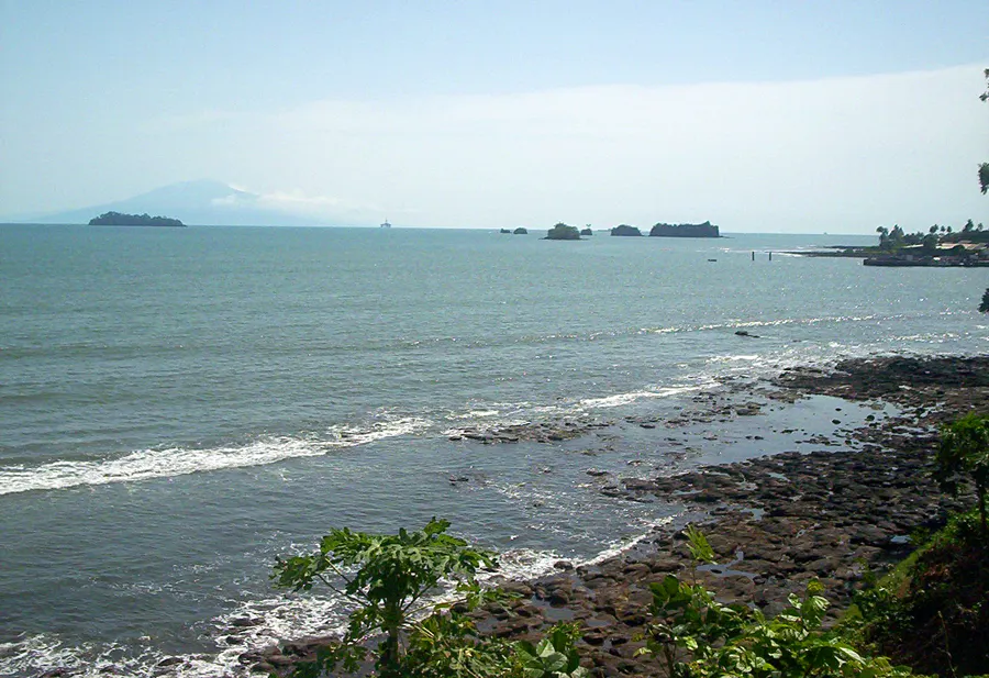 Océano en Limbe, Camerún, con la isla de Bioko, Guinea Ecuatorial, visible a lo lejos