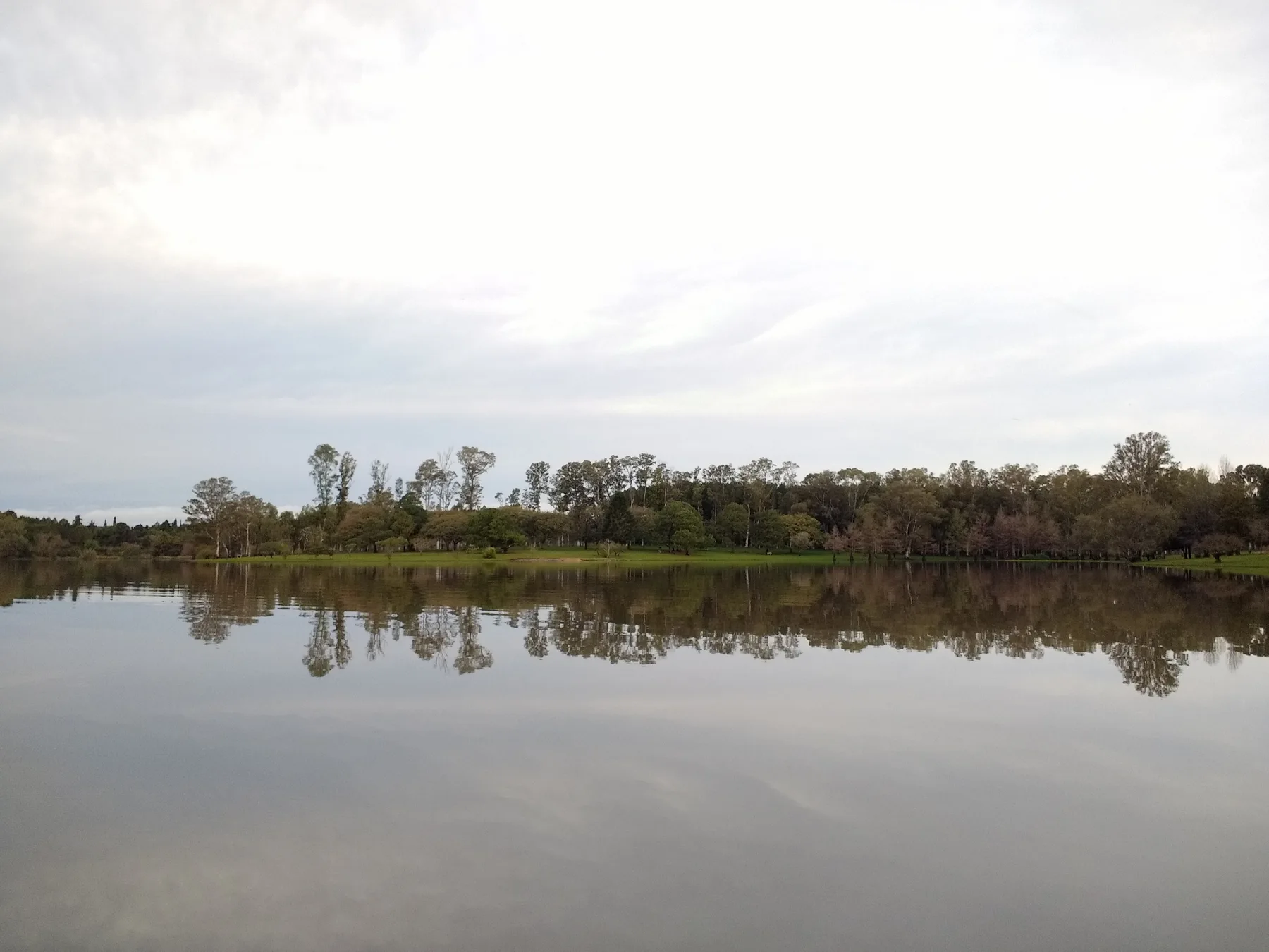 Vista del Parque del Lago en el Departamento de Salto, Uruguay, con árboles y el lago