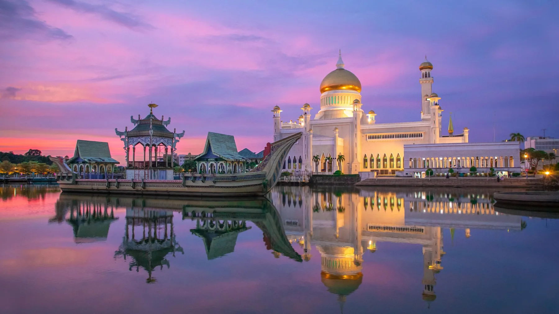 La mezquita Sultan Omar Ali Saifuddin se refleja en el agua al atardecer en Bandar Seri Begawan, Brunéi