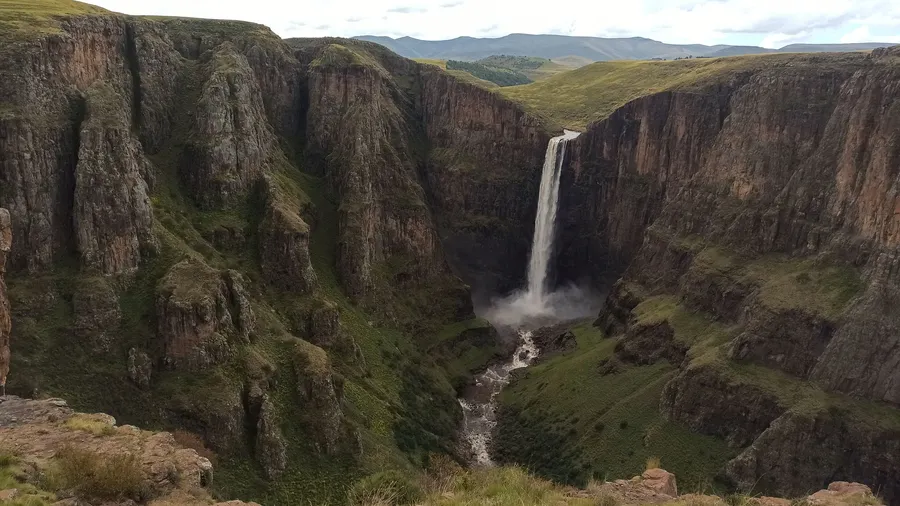 Vista de las cataratas Maletsunyane cayendo entre acantilados en Lesoto