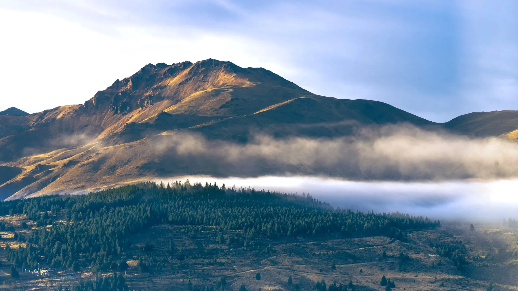 Paisaje de montañas con niebla y bosques en Esquel, provincia de Chubut, Argentina