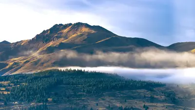 Montañas cubiertas de niebla y bosques en Esquel, Chubut, Argentina