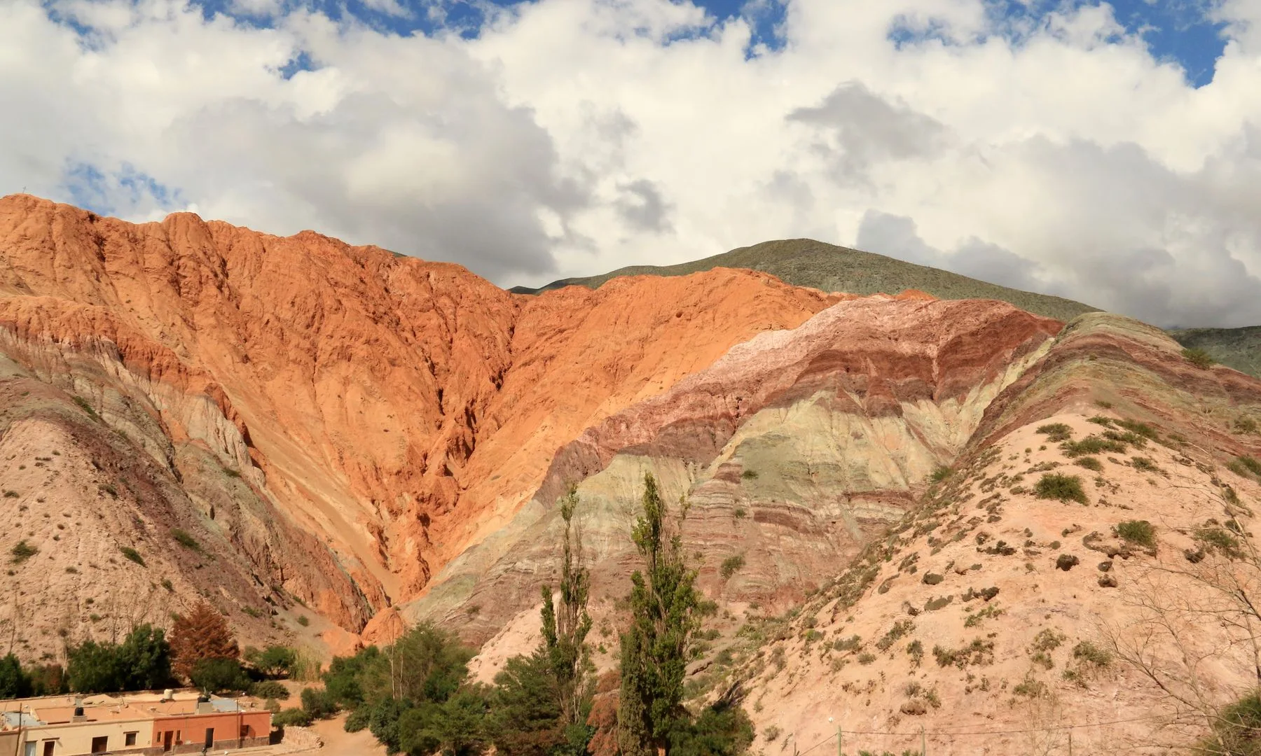 Cerro de los Siete Colores en Purmamarca, Argentina, con sus franjas de tonos ocres, rojizos y verdes