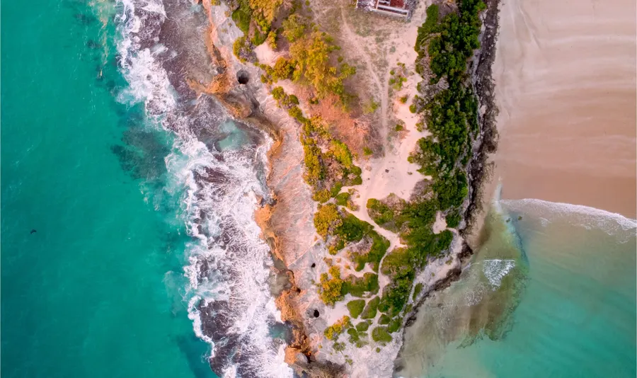 Vista aérea de la costa de Mozambique con aguas turquesa y vegetación exuberante