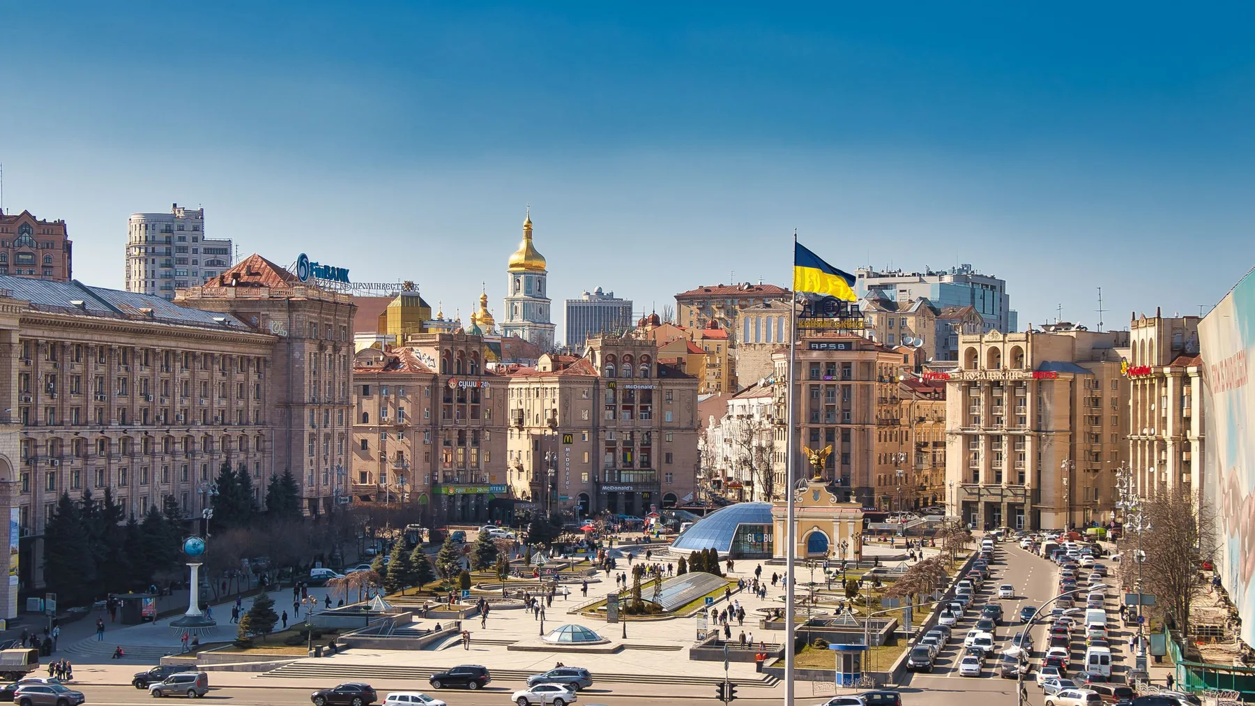 Plaza de la Independencia en Kyiv, con arquitectura histórica y movimiento urbano durante el día