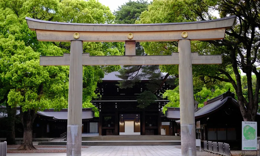 Vista serena del torii de entrada del santuario Meiji en Tokio, Japón