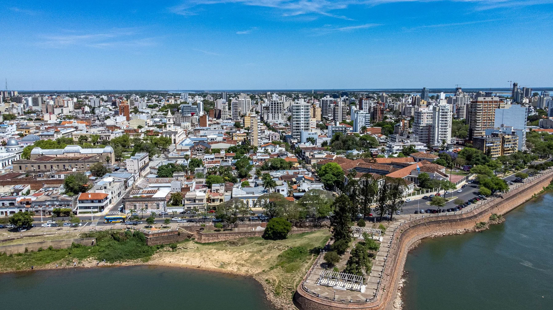 Vista aérea de la ciudad de Corrientes con su skyline y la costanera sobre el río Paraná