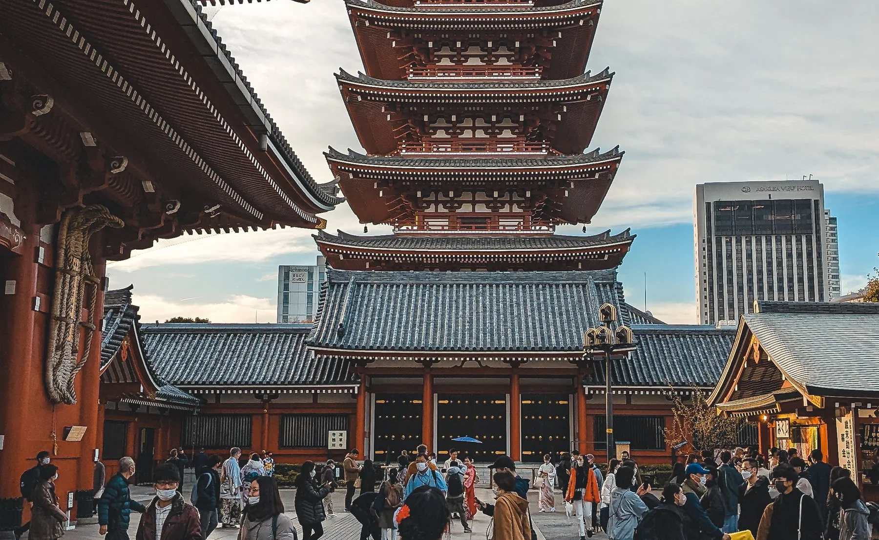 El templo Sensō-ji en Tokio, con visitantes vestidos con atuendos tradicionales