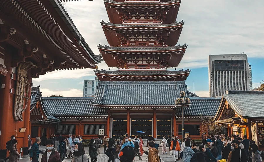 El templo Sensō-ji en Tokio, con visitantes vestidos con atuendos tradicionales