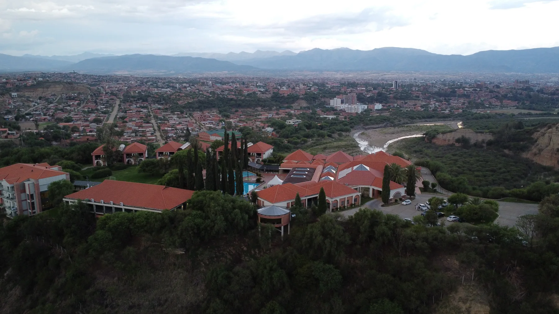 Vista de la ciudad de Tarija con el Hotel Los Parrales en primer plano, en la provincia Cercado, Bolivia