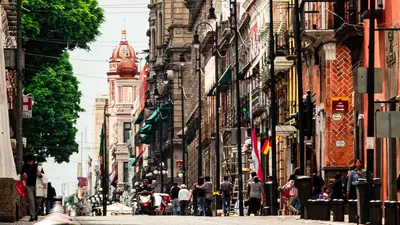 Calle colorida del centro histórico de Puebla con fachadas de arquitectura colonial y azulejos