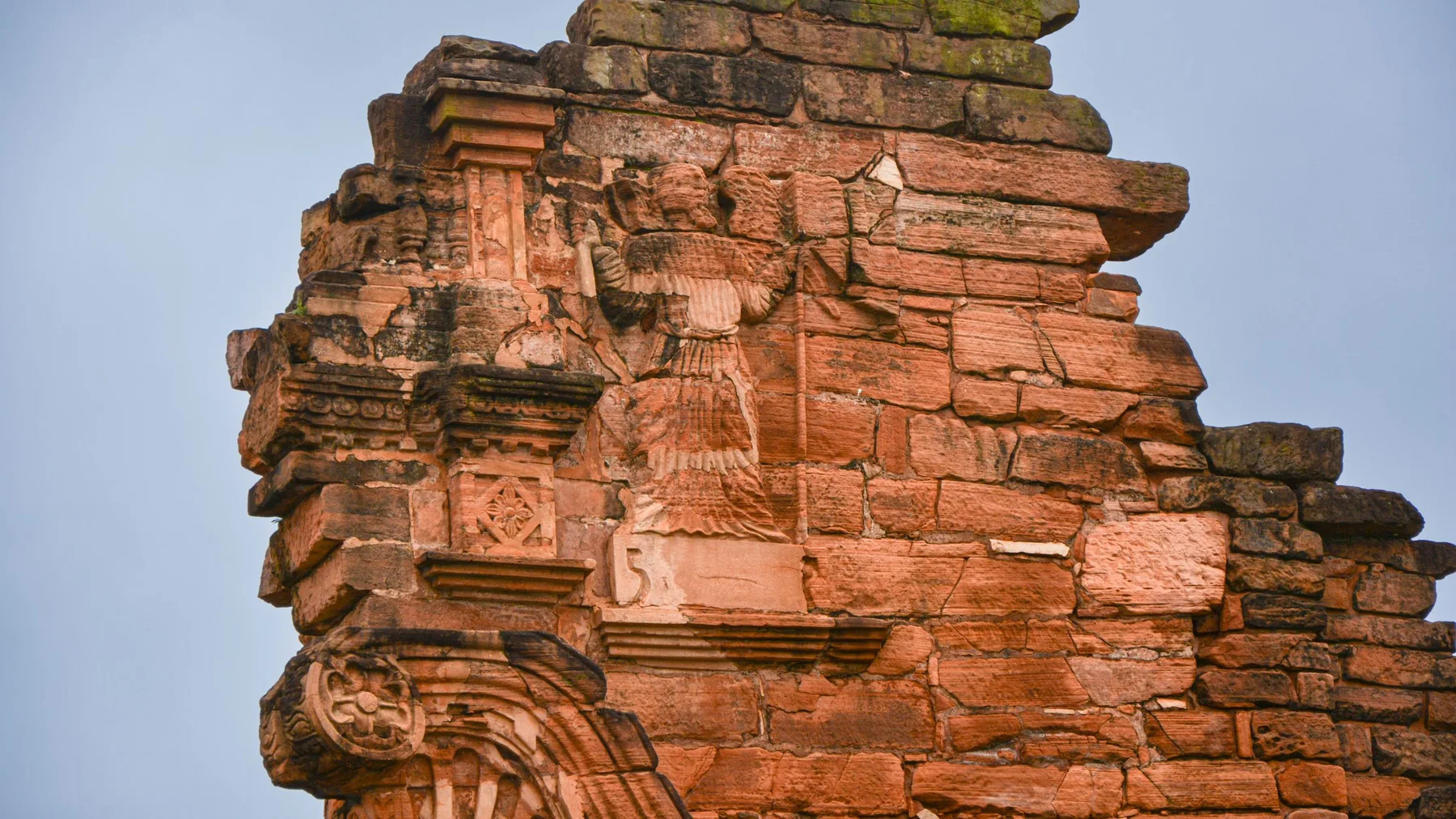 Detalle de muros de piedra de las ruinas jesuíticas de San Ignacio de Velasco, Bolivia