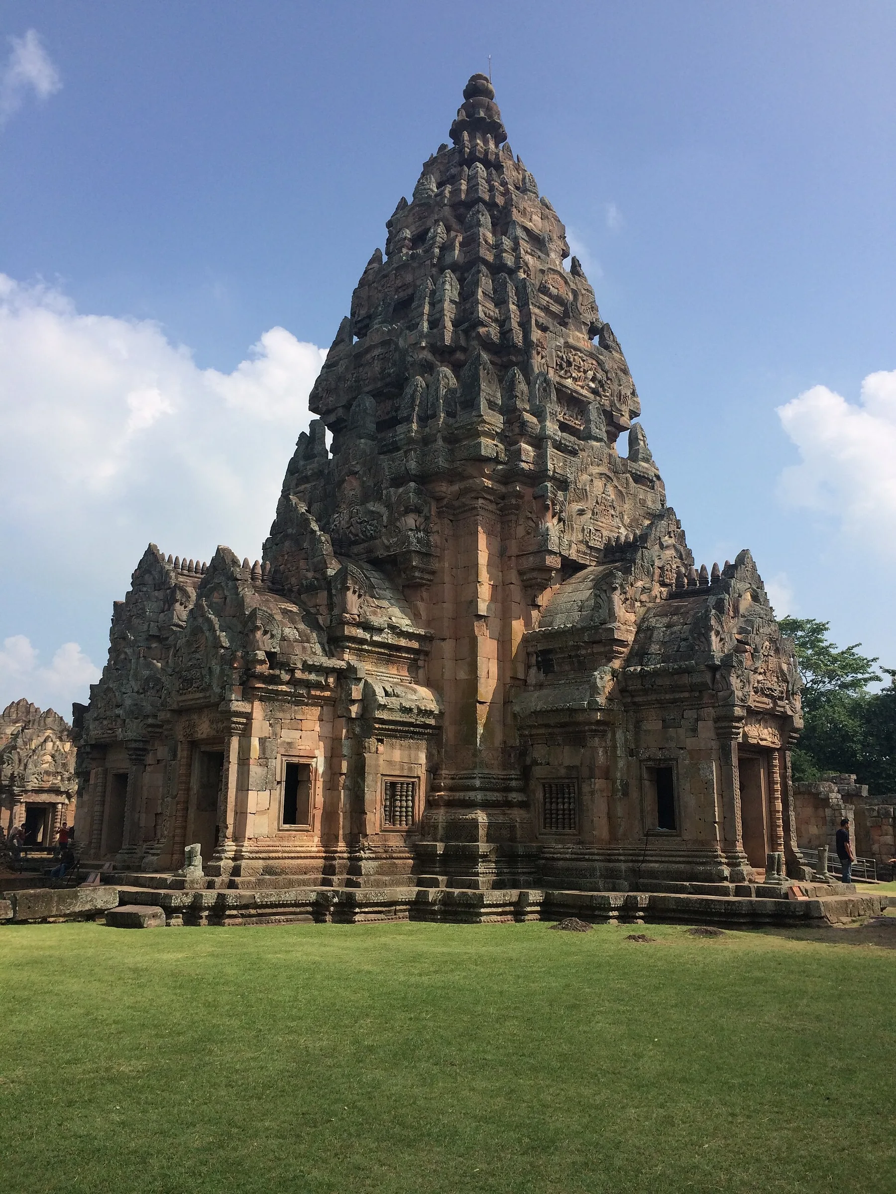 Templo jemer de arenisca en Yai Yaem Watthana, distrito de Chaloem Phra Kiat, Buri Ram, Tailandia