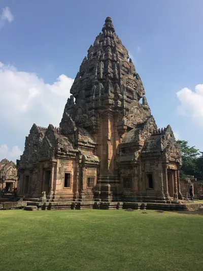 Templo jemer de arenisca en Yai Yaem Watthana, distrito de Chaloem Phra Kiat, Buri Ram, Tailandia