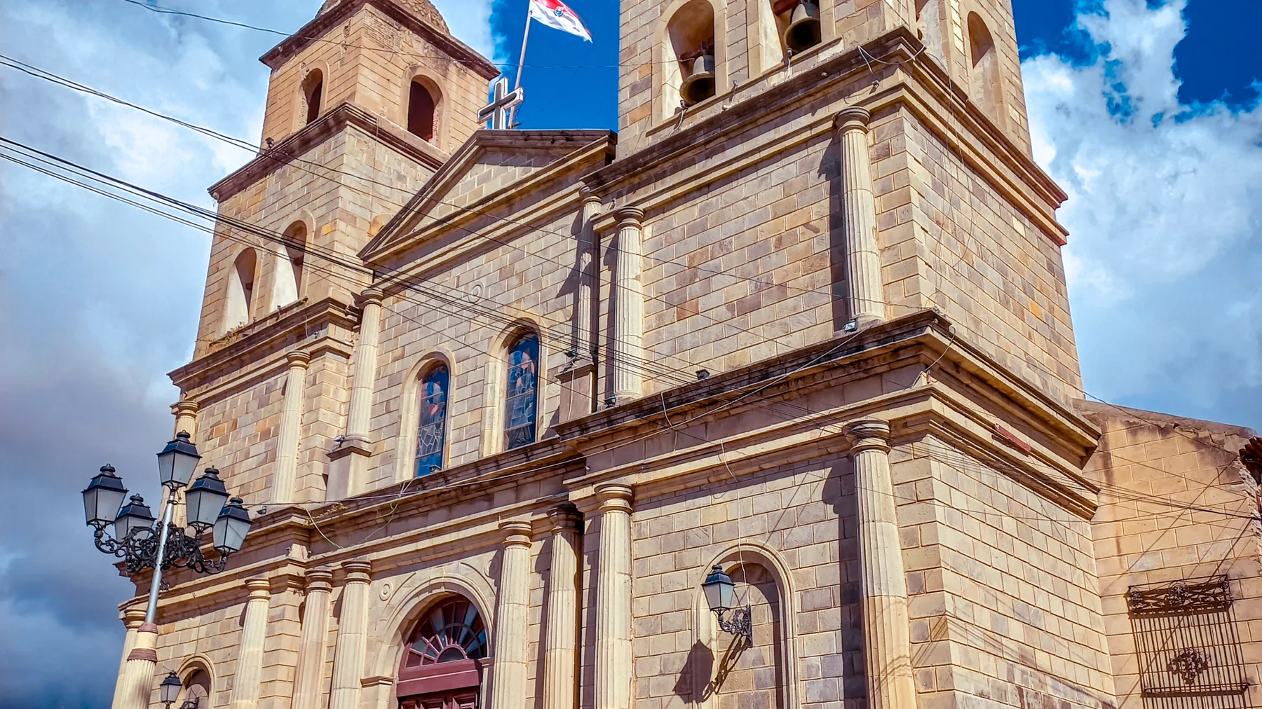 Arquitectura gótica de una iglesia histórica en Tarija, Bolivia, vista desde un ángulo bajo