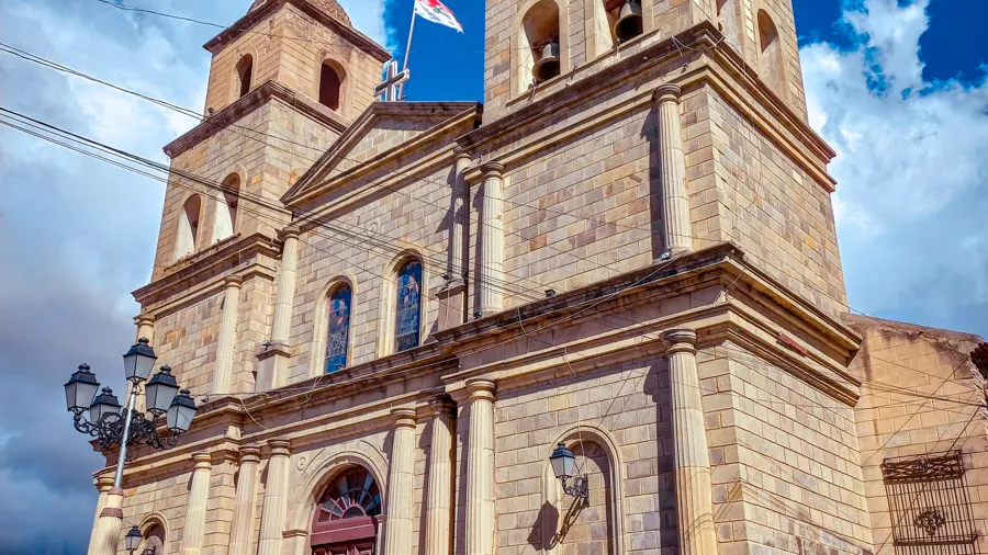 Arquitectura gótica de una iglesia histórica en Tarija, Bolivia, vista desde un ángulo bajo