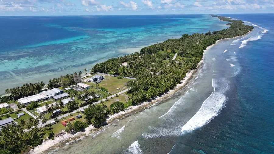 Vista aérea de la costa tropical y el océano turquesa en el atolón de Majuro, Islas Marshall
