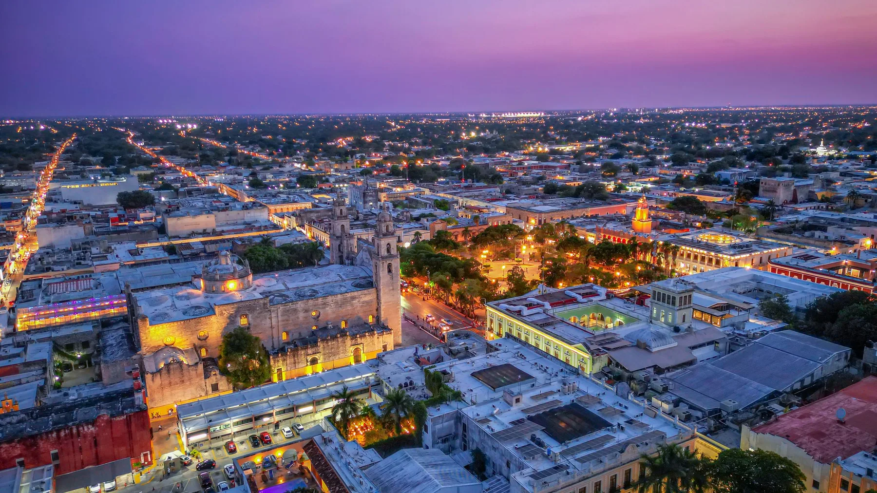 Vista aérea panorámica de Mérida, México, al atardecer, con las luces de la ciudad encendidas