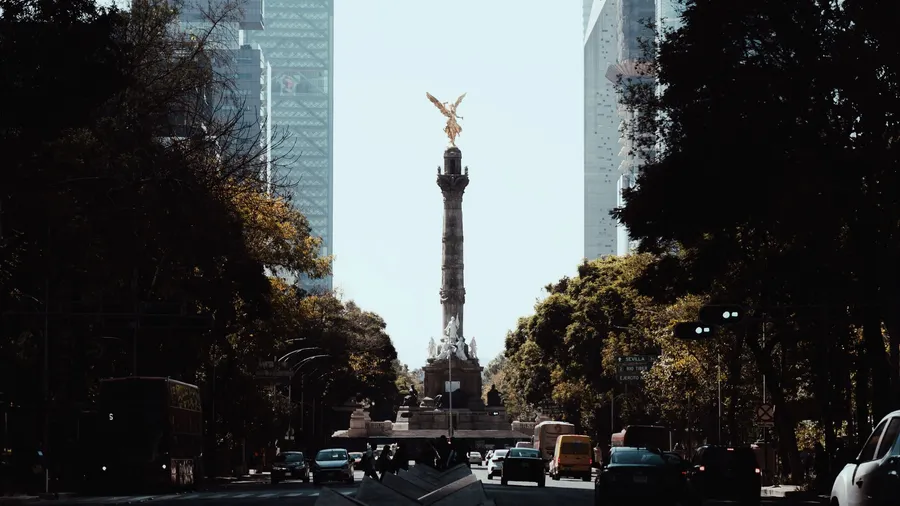Rascacielos de la Ciudad de México con el monumento Ángel de la Independencia en primer plano