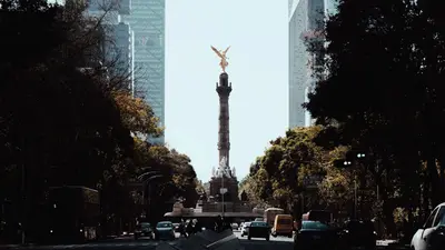 Rascacielos de la Ciudad de México con el monumento Ángel de la Independencia en primer plano