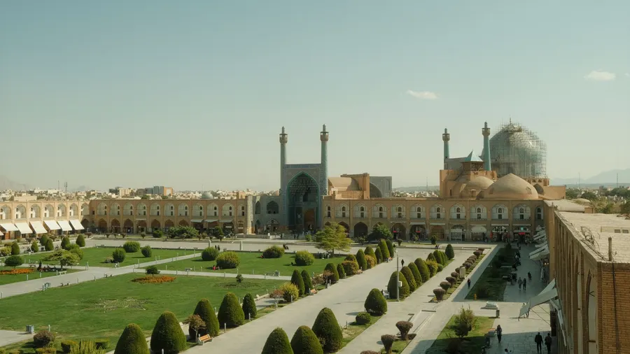 Vista aérea de la plaza Naqsh-e Jahan en Isfahán, con arquitectura persa y jardines