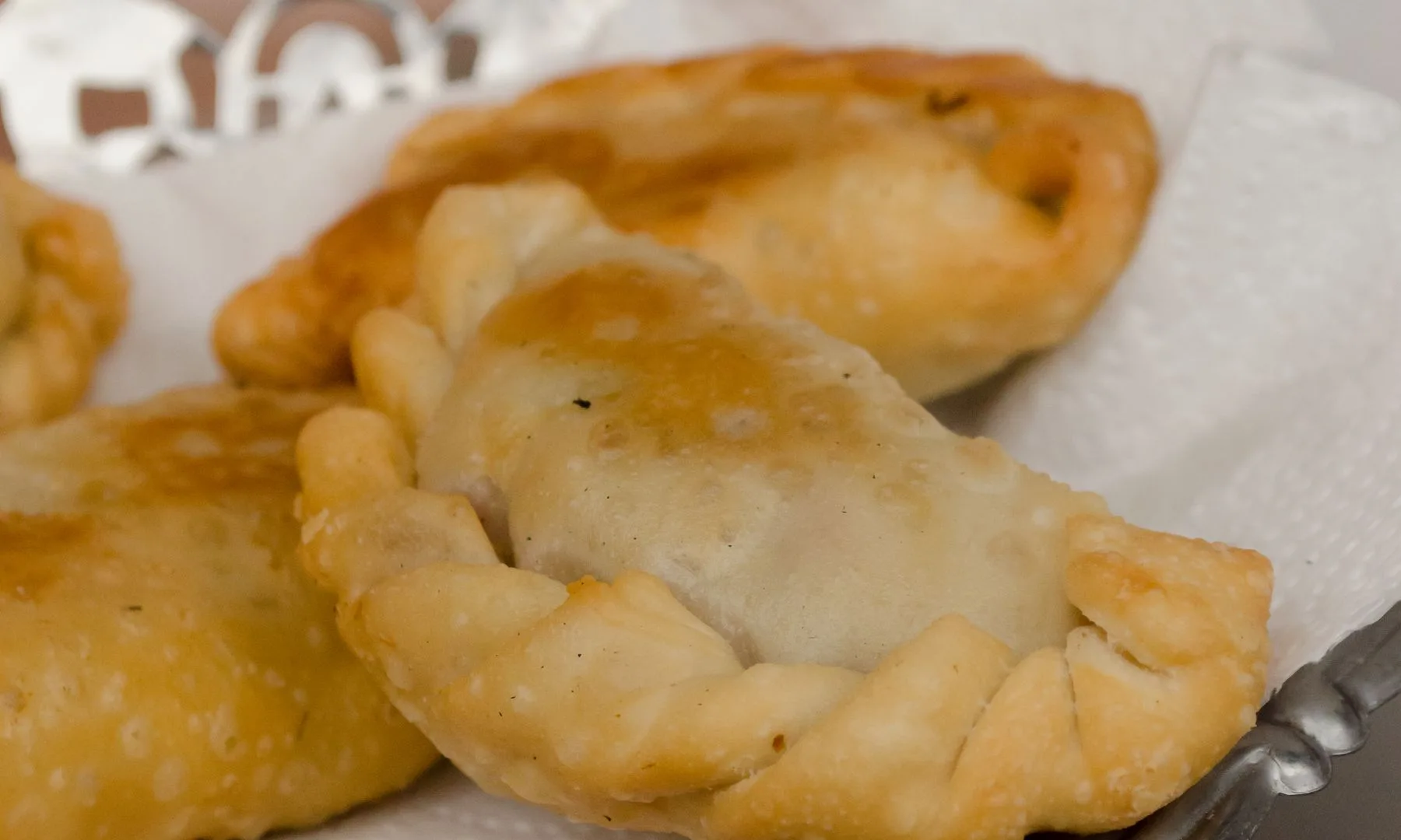 Empanadas salteñas tradicionales servidas en una bandeja de plata en Buenos Aires