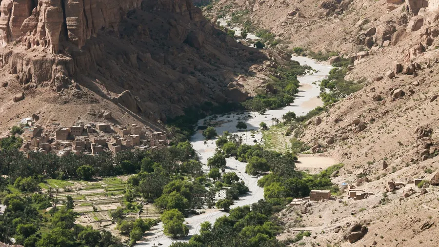 Vista aérea de un cañón con vegetación abundante y un río en Afganistán